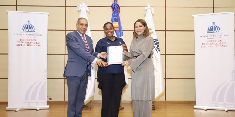 Supérate y Conape gradúan más de 200 personas cuidadoras de personas adultas mayores en el Gran Santo Domingo