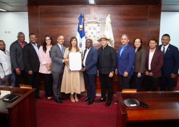 Ayuntamiento de Santiago declara a la periodista Grisbel Medina como Hija Adoptiva del municipio