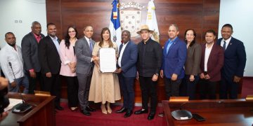 Ayuntamiento de Santiago declara a la periodista Grisbel Medina como Hija Adoptiva del municipio