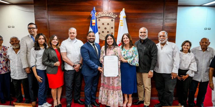 Ayuntamiento de Santiago reconoce como Hija Distinguida a la astronauta análoga Alba Carolina Vázquez