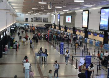 Venezolanos buscan rutas alternas tras suspensión de vuelos directos entre RD y Venezuela