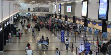 Venezolanos buscan rutas alternas tras suspensión de vuelos directos entre RD y Venezuela