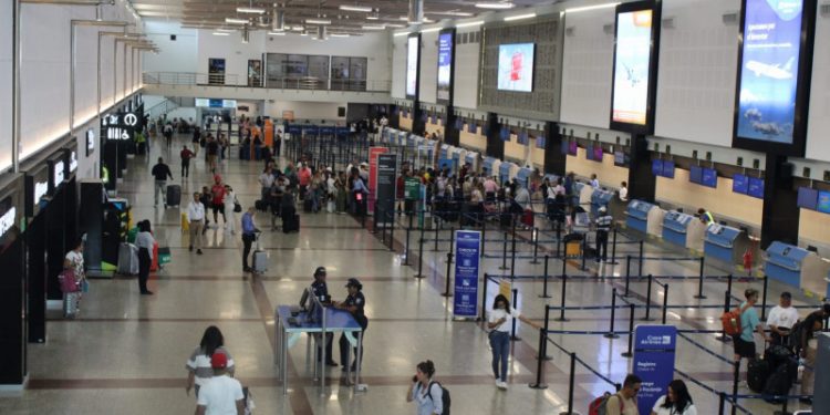 Venezolanos buscan rutas alternas tras suspensión de vuelos directos entre RD y Venezuela