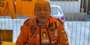 El rescatista mexicano de 80 años que atiende por tercera vez un desastre en Venezuela