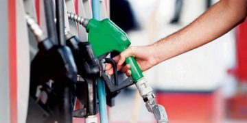 Gobierno mantiene congelados los principales combustibles, otros bajan