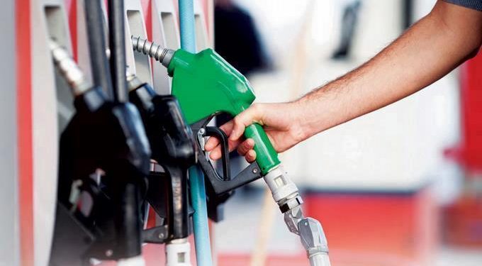 Gobierno mantiene congelados los principales combustibles, otros bajan