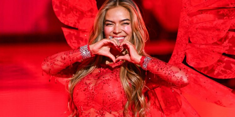 Karol G le pide a De la Espriella una Colombia "con más oportunidades y menos odio"