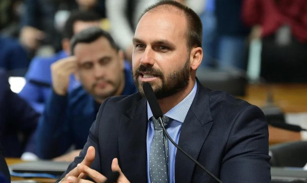 Un hijo de Bolsonaro condenado a cuatro años de cárcel en Brasil por hacer lobby por su padre en EEUU