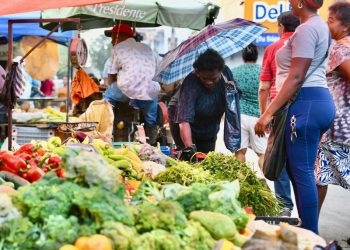 Inflación interanual se mantiene encima del rango meta en 5.35%