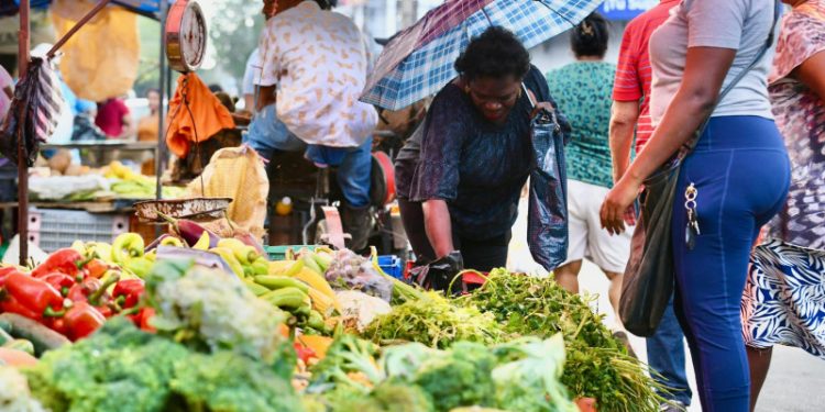 Inflación interanual se mantiene encima del rango meta en 5.35%