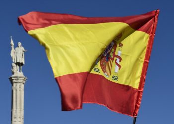 Más de un millón de migrantes presentan documentos para regularizarse en España