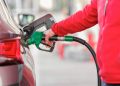 Economista dice consumidores pagarán RD$6,323 millones más al no bajar las gasolinas