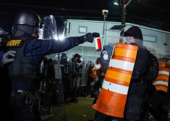 Incidentes por protestas provocan toque de queda alrededor de centro de detención en Newark