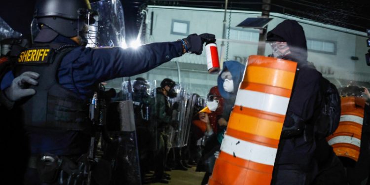 Incidentes por protestas provocan toque de queda alrededor de centro de detención en Newark
