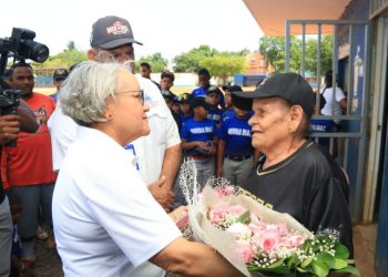 Dirección del Comisionado de Béisbol reconoce a doña Norma Díaz en el marco del Día de las Madres