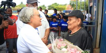 Dirección del Comisionado de Béisbol reconoce a doña Norma Díaz en el marco del Día de las Madres