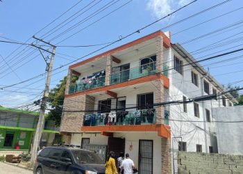 Niña de seis años sobrevive tras caer desde un tercer piso en Santiago