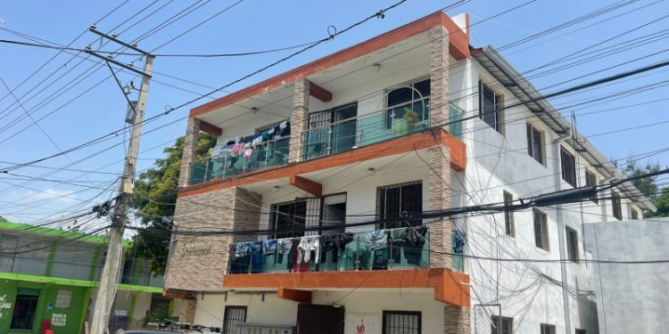 Niña de seis años sobrevive tras caer desde un tercer piso en Santiago