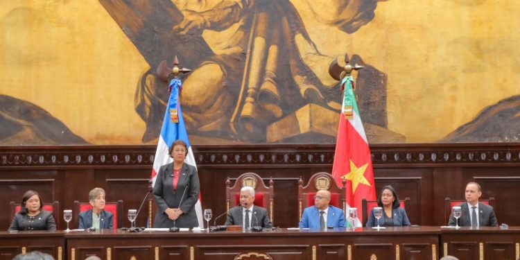 Presidenta de Surinam aboga por diálogo fuerte con RD