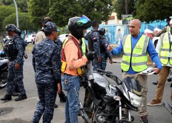 14 haitianos detenidos durante operativo en DN contra paradas ilegales de motocicletas