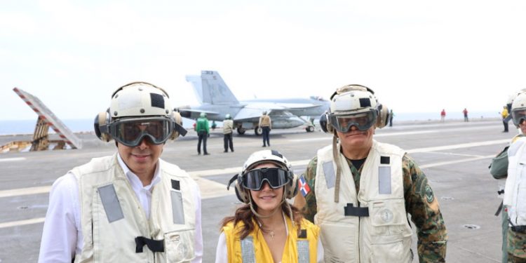Autoridades dominicanas junto a embajadora Leah Campos visitan portaaviones de Estados Unidos