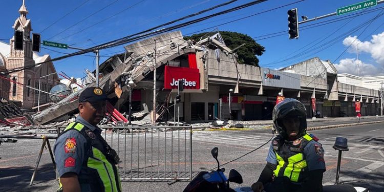 Un fuerte terremoto de magnitud 7,8 sacude Filipinas y Japón emite alerta por tsunami