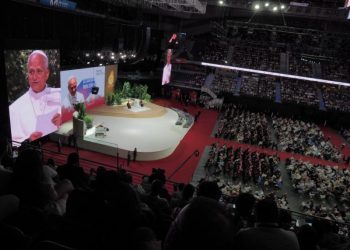 León XIV: La Iglesia, con sus aciertos y errores, quiere dialogar con el mundo actual