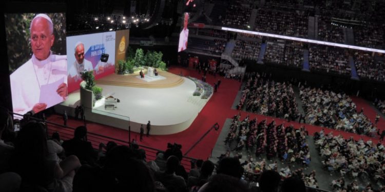 León XIV: La Iglesia, con sus aciertos y errores, quiere dialogar con el mundo actual