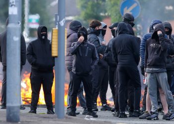 Manifestantes antimigración bloquean calles y queman vehículos tras apuñalamiento en Belfast
