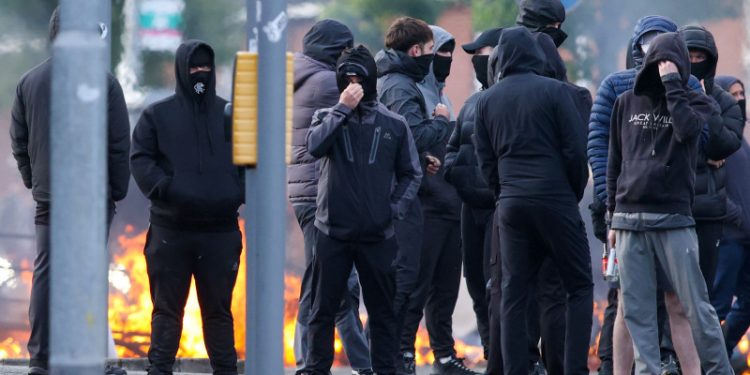 Manifestantes antimigración bloquean calles y queman vehículos tras apuñalamiento en Belfast