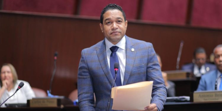 Diputado Rafael Pérez renuncia a la Fuerza del Pueblo