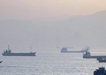 EEUU dejó pasar a al menos 12 buques en el estrecho de Ormuz tras acuerdo con Irán