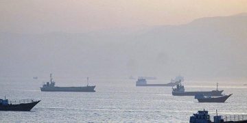 EEUU dejó pasar a al menos 12 buques en el estrecho de Ormuz tras acuerdo con Irán