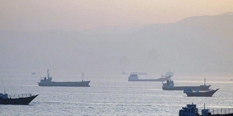 EEUU dejó pasar a al menos 12 buques en el estrecho de Ormuz tras acuerdo con Irán