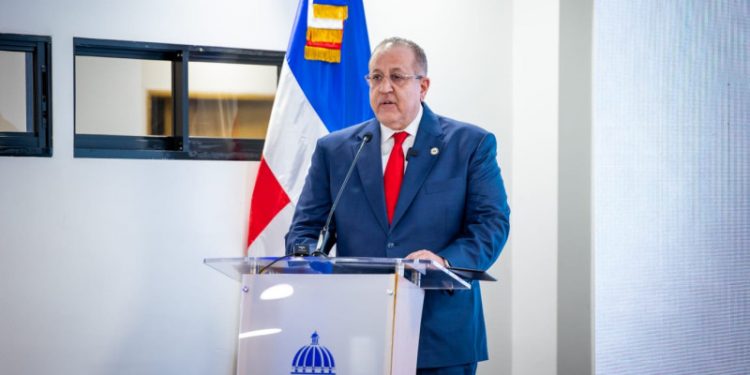 Magín Díaz dice que paquete de medidas fiscales sigue en marcha pese acuerdo Irán y EE.UU.