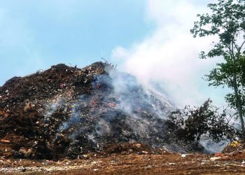 Humo de vertedero de Jarabacoa arropa la comunidad causando problemas de salud
