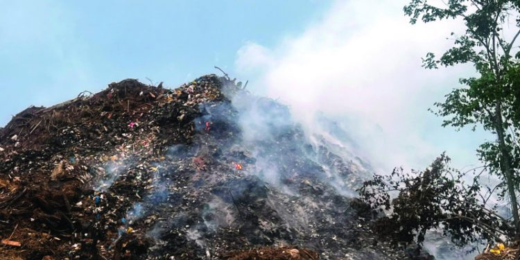 Humo de vertedero de Jarabacoa arropa la comunidad causando problemas de salud