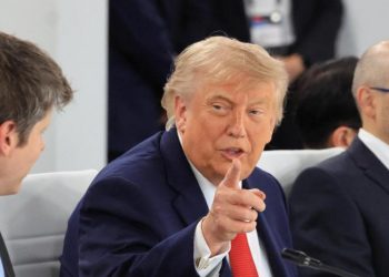 Dos días antes de firmar acuerdo, Trump amenaza con volver a "lanzar bombas" si Irán no se comporta