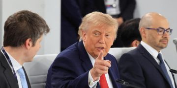 Dos días antes de firmar acuerdo, Trump amenaza con volver a "lanzar bombas" si Irán no se comporta
