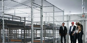 ICE traslada a inmigrantes del centro 'Alcatraz de los Caimanes' ante riesgo de huracanes
