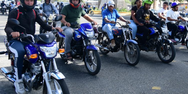 Estudio revela que solo un 2 % de los motociclistas del DN utiliza espejos retrovisores