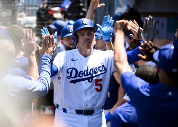 Freddie Freeman y Mookie Betts impulsan a los Dodgers en triunfo 4-2 sobre los Padres