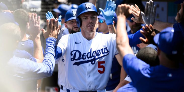 Freddie Freeman y Mookie Betts impulsan a los Dodgers en triunfo 4-2 sobre los Padres