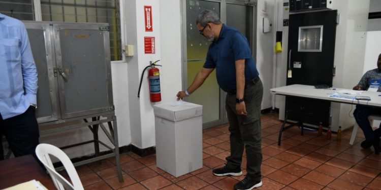 Avanza conteo de votos en elecciones de la UASD; Asjana lidera de manera preliminar carrera por la rectoría