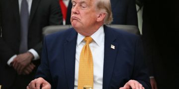 Trump propone subir en 570 dólares las tarifas para obtener la ciudadanía de EE.UU.