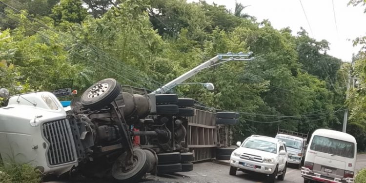 Accidentes de tránsito dejan pérdidas millonarias a Edenorte por daños a postes y redes eléctricas