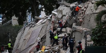 Edificios destruidos, heridos y pánico por dos fuertes sismos en Venezuela