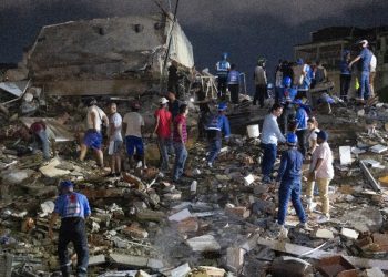 Futuros médicos participan en rescate de sobreviviente en Caraballeda