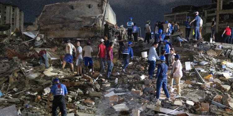 Futuros médicos participan en rescate de sobreviviente en Caraballeda