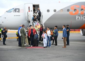65 personas regresan al país en vuelo humanitario desde Venezuela